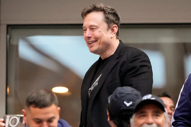 Elon Musk sonriendo durante asamblea