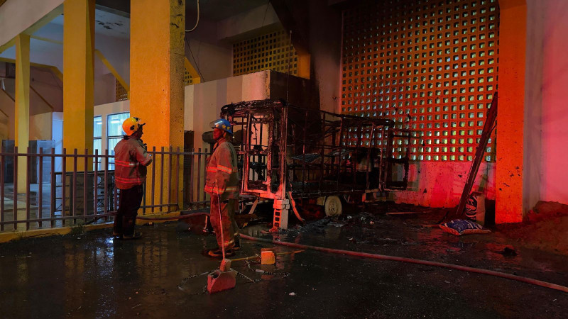 Bomberos inspeccionan un almacén comercial