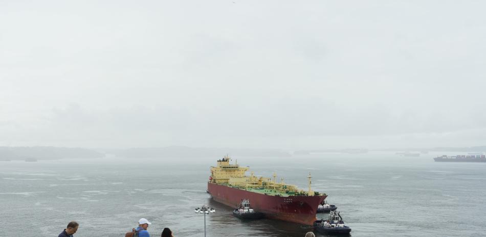 Barco rojo en el mar