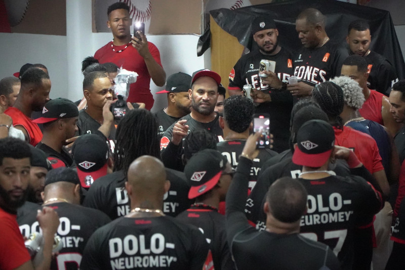 Jugadores de béisbol posan sonrientes