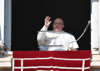 Papa Francisco saludando desde balcón