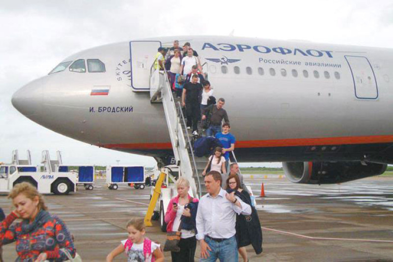 Pasajeros subiendo a avión comercial