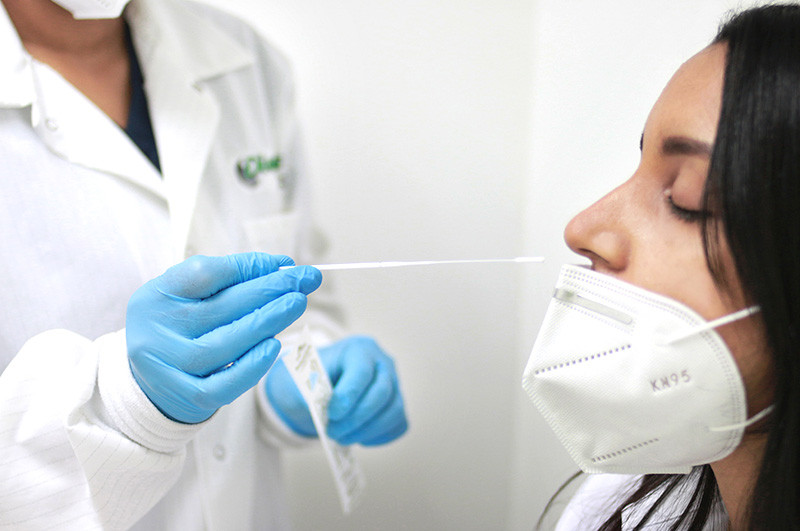 Mujer recibe prueba nasal de COVID