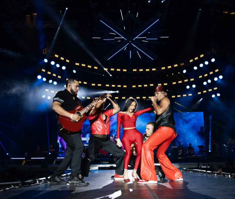 Músicos latinos tocando en concierto.