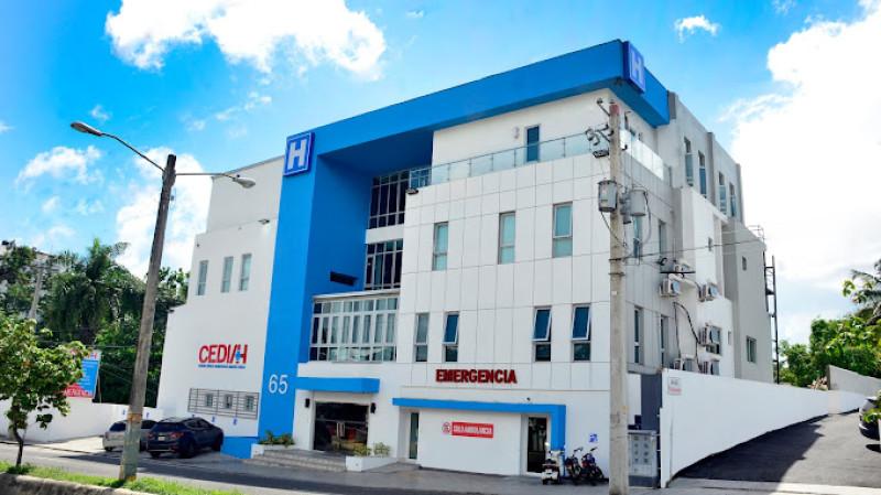 Edificio blanco y azul bajo cielo