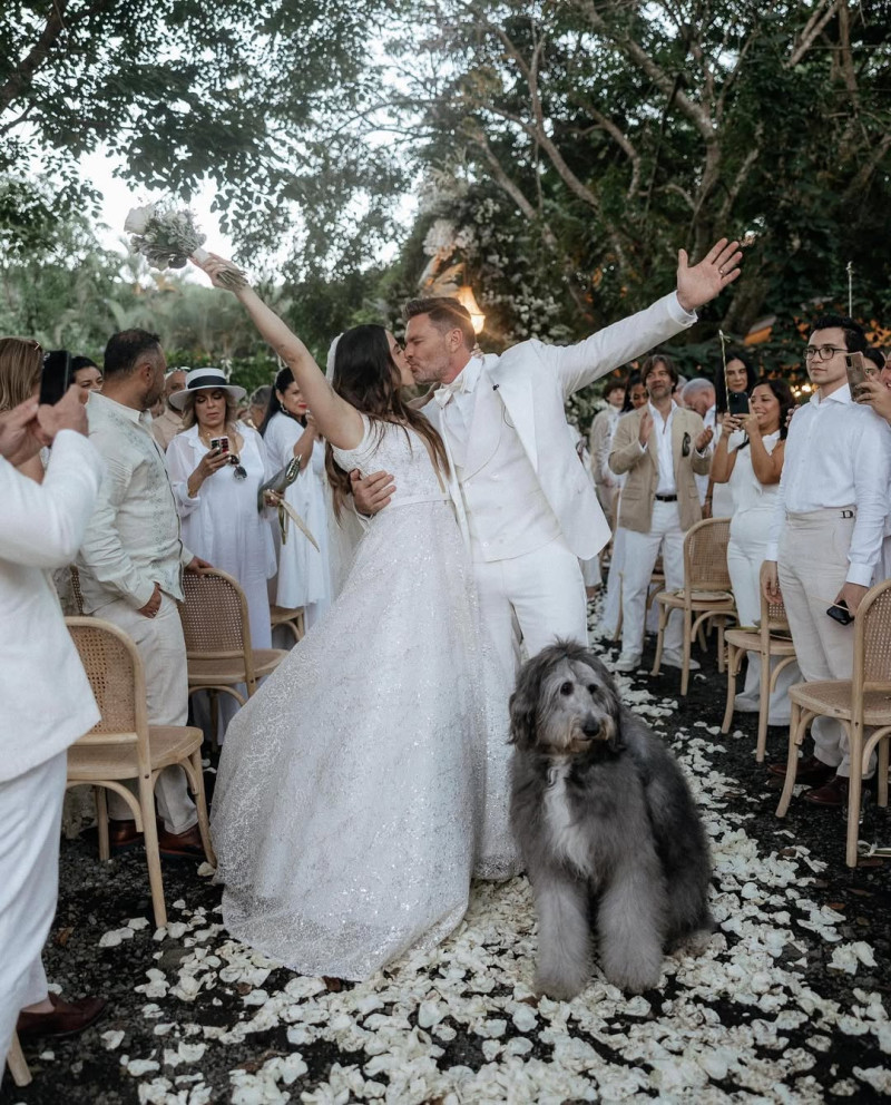 Novios besándose al aire libre