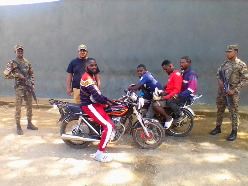 Hombres montados en motocicletas en calle