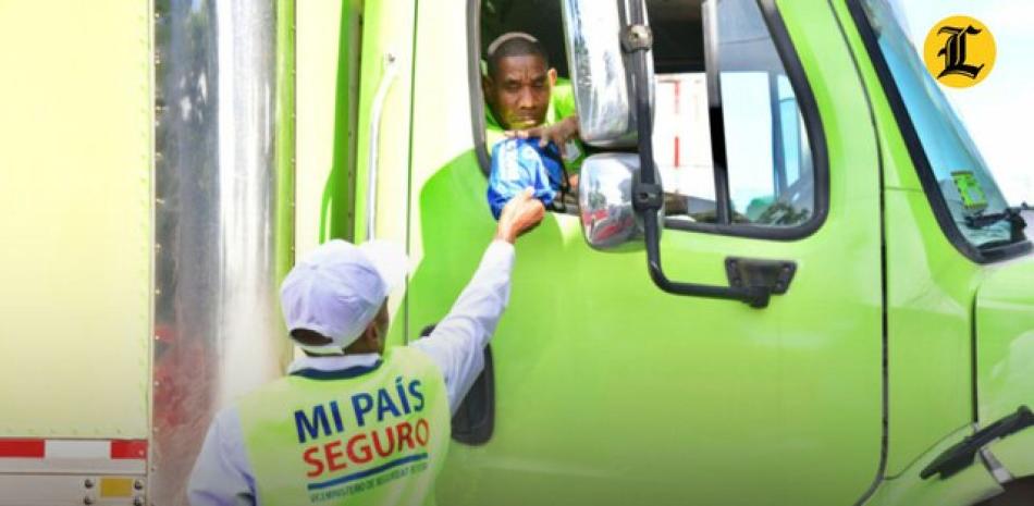 Hombre entrega paquete a camionero