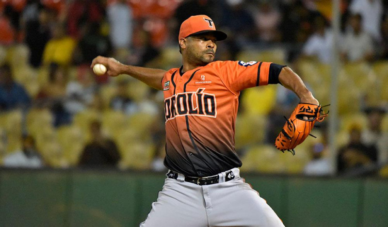 Lanzador de béisbol en movimiento