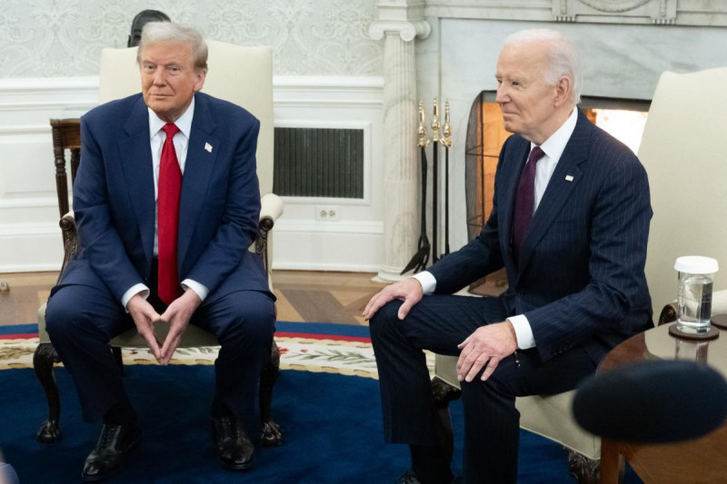 Trump y Biden sentados juntos