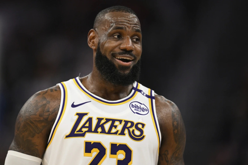 LeBron James con uniforme de Lakers