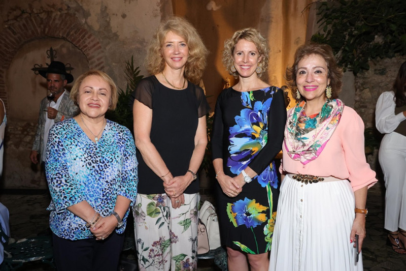 Mujeres celebrando juntas al aire libre