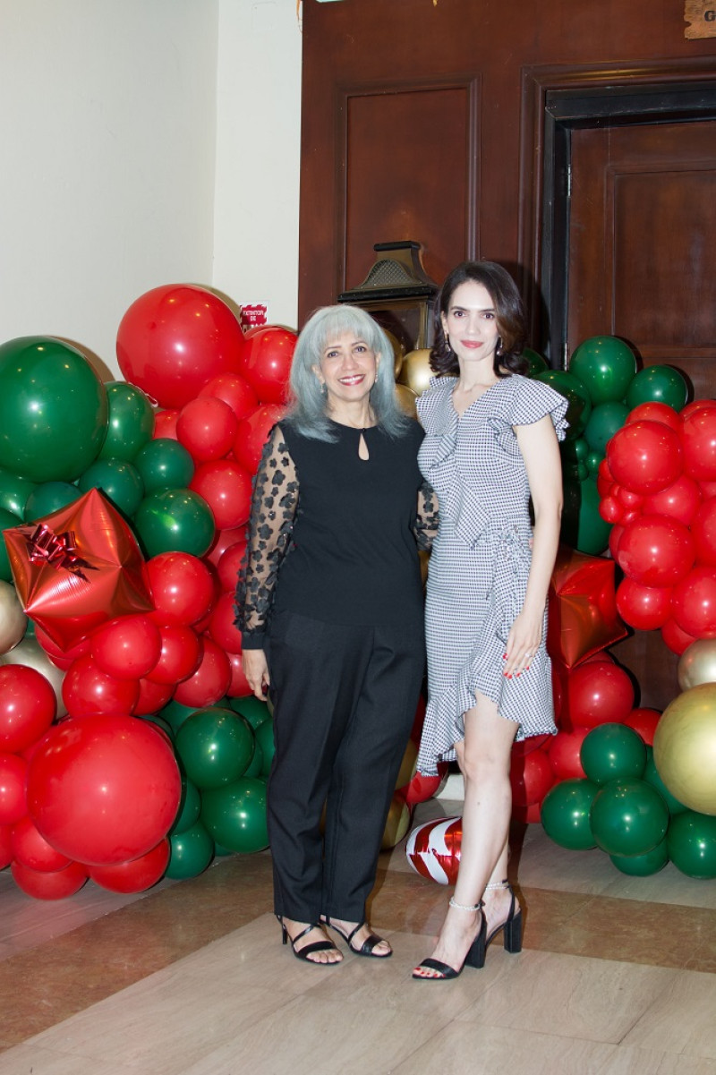 Dos mujeres celebrando con globos