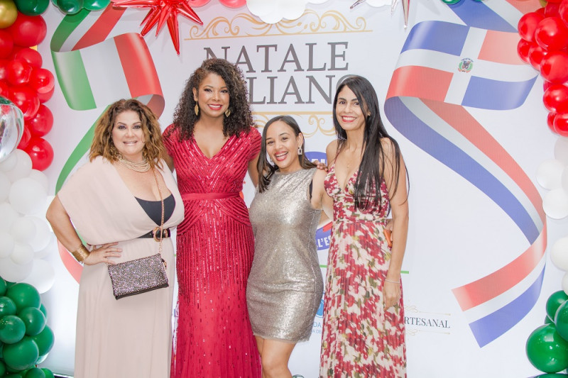 Cuatro mujeres sonrientes en gala