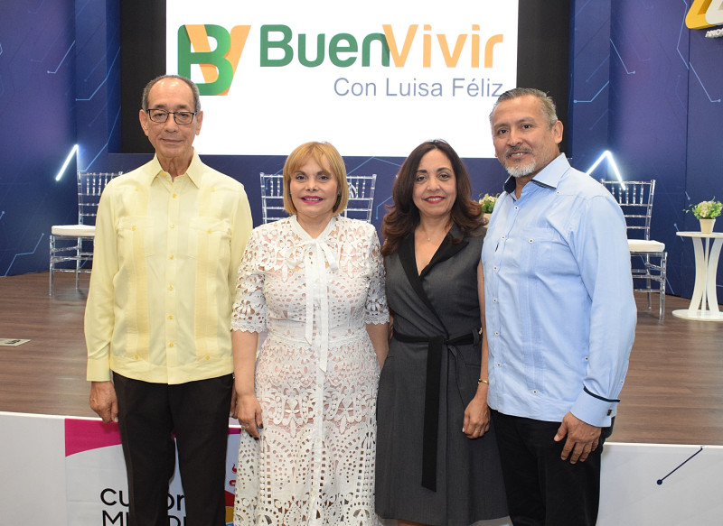 Cuatro personas frente al escenario musical