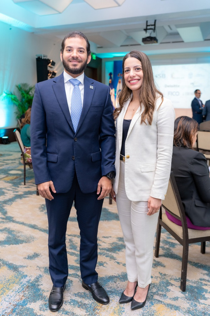 Pareja sonríe en foto juntos