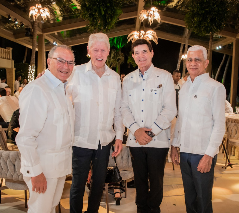 Cuatro hombres reunidos en camisa blanca