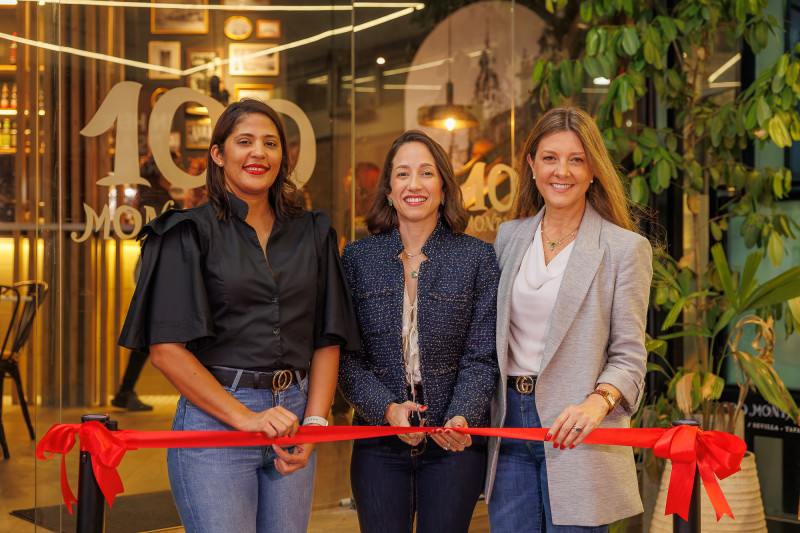 Tres mujeres inauguran cortando cinta roja