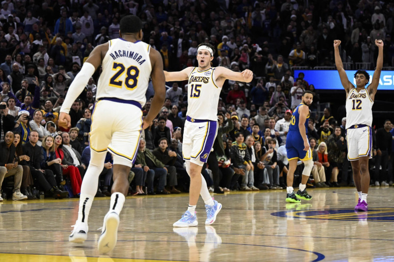 Jugadores Lakers celebran victoria