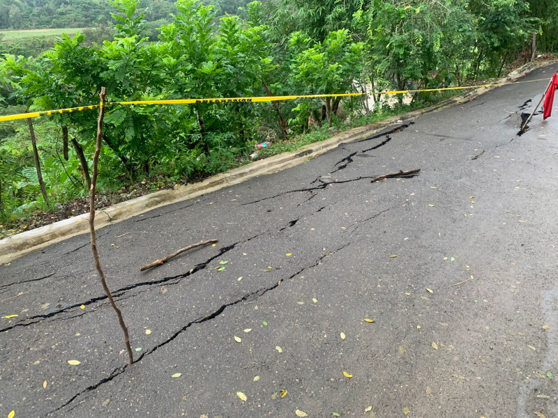 Carretera agrietada con cinta amarilla