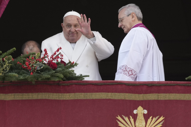 Papa Francisco saluda desde balcón