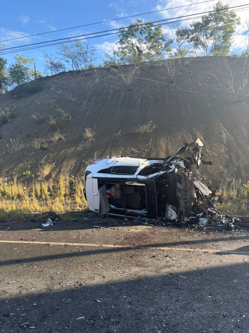 Carro blanco destrozado en carretera