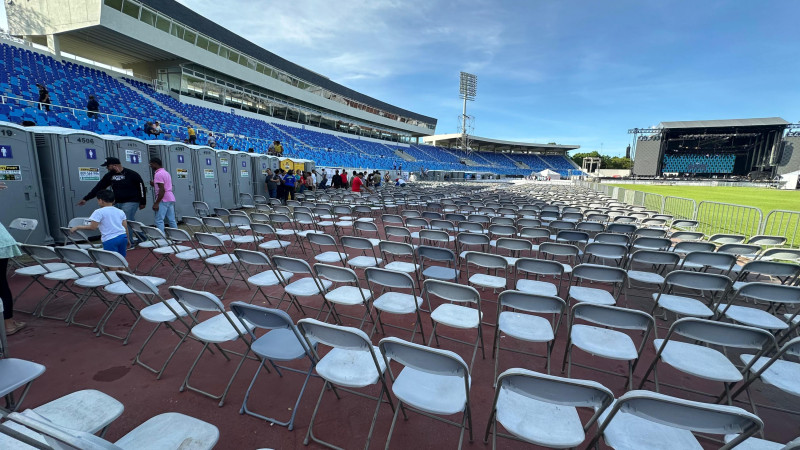 Estadio deportivo con gradas vacías