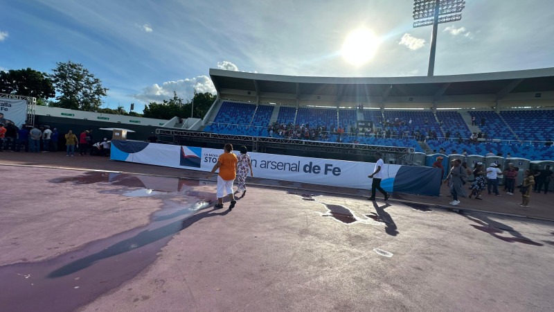 Estadio lleno con pancarta publicitaria