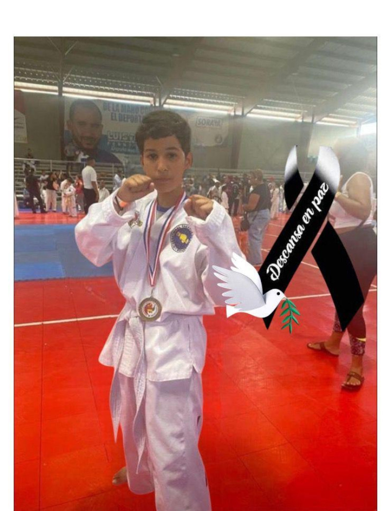 Niño posa en uniforme de karate