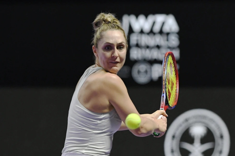 Tenista femenina golpea pelota