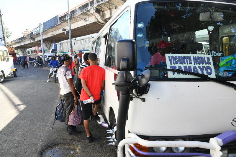 Personas esperando autobús en parada