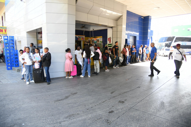 Fila de personas frente edificio