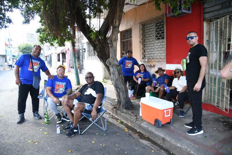 Dominicanos celebrando en la calle