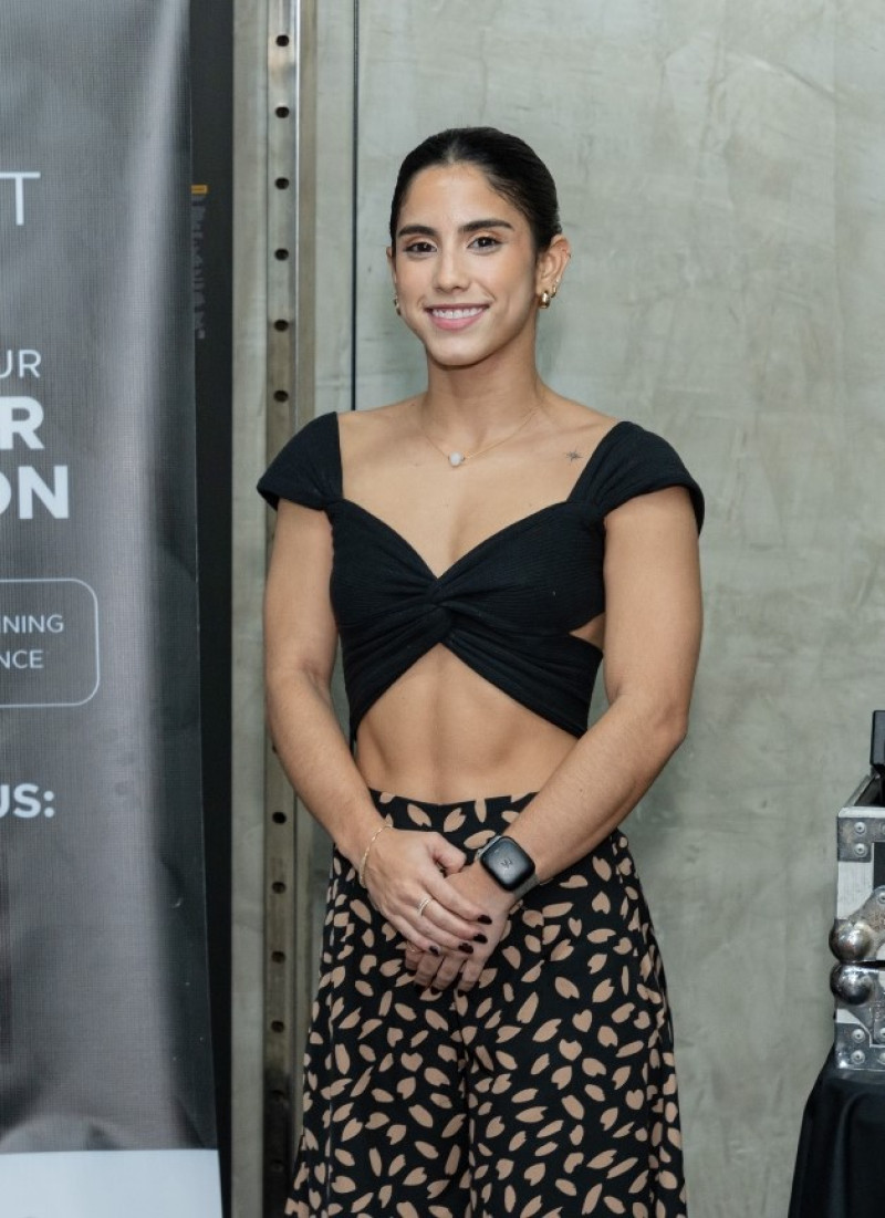 Mujer sonriente con vestido negro