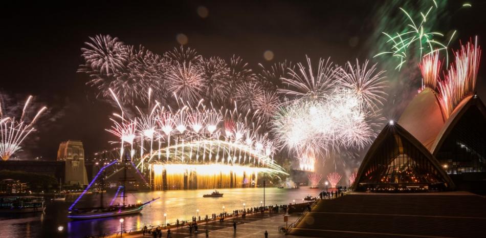 Fuegos artificiales iluminan el cielo nocturno