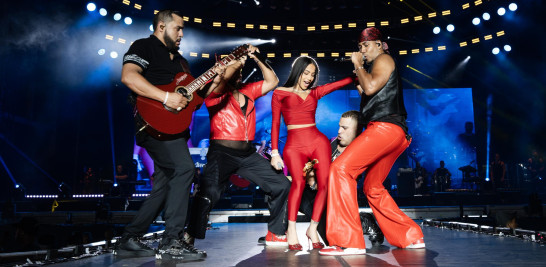 Cantantes sobre escenario en concierto