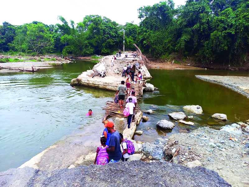 Puente de madera sobre río tranquilo