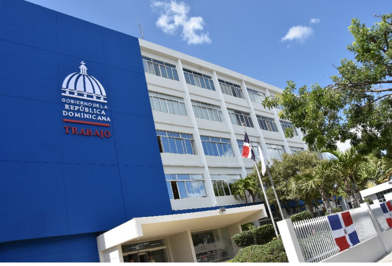 Palacio presidencial con bandera dominicana