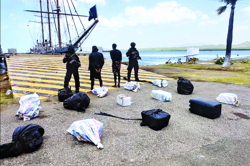 Policía decomisa drogas en embarcación