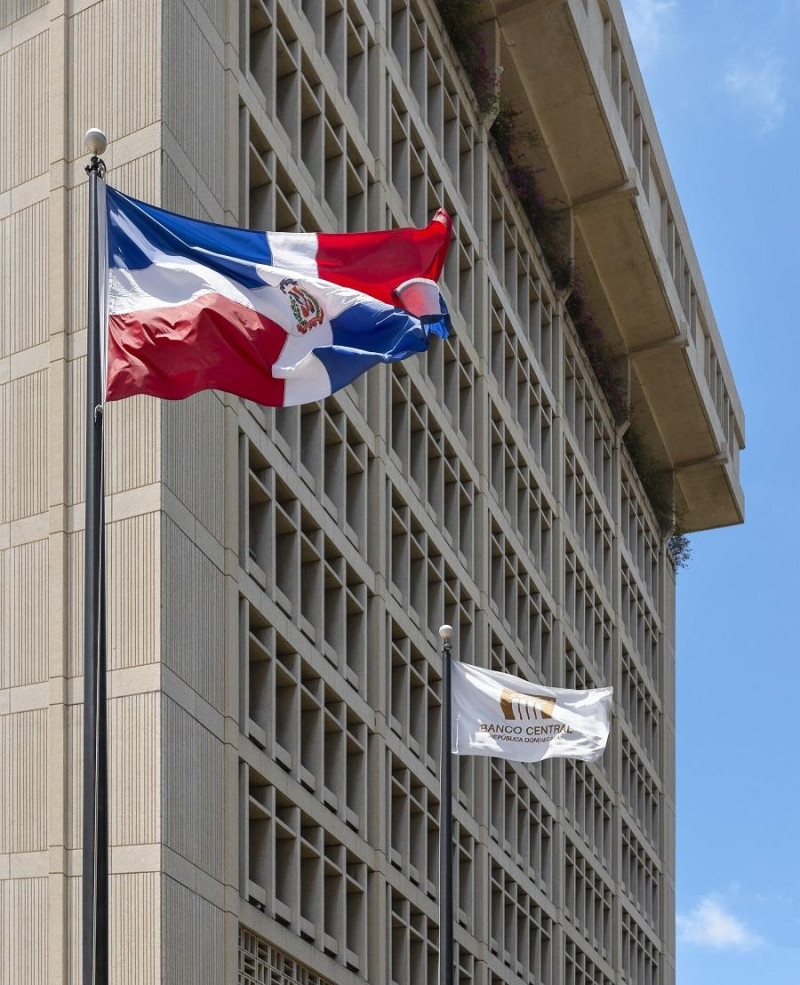 Dos banderas dominicanas en edificio