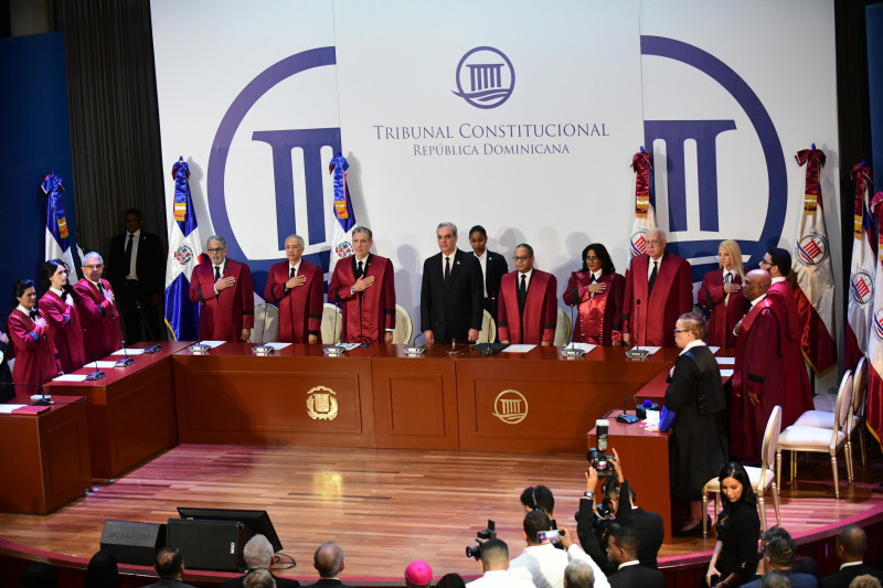 Personas con túnicas rojas en ceremonia