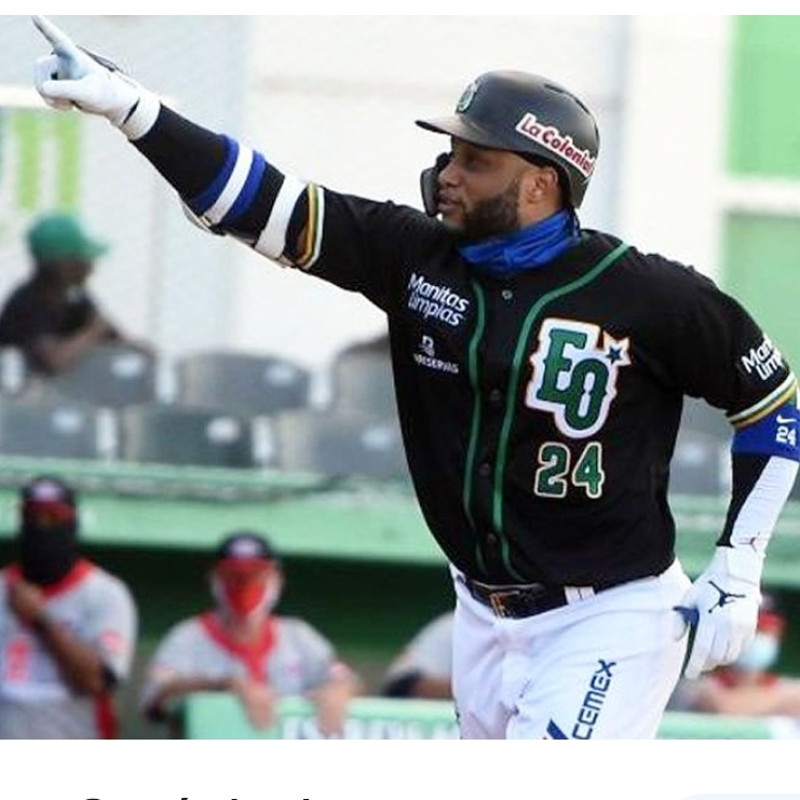 Jugador de béisbol señalando al cielo