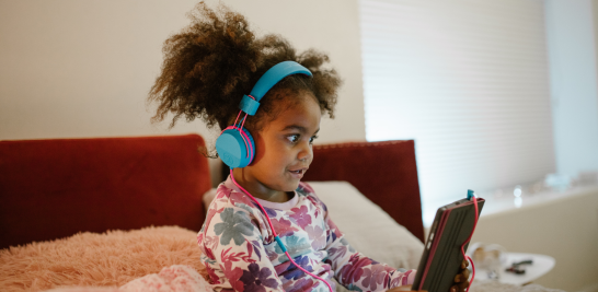 Chica sonriente con auriculares