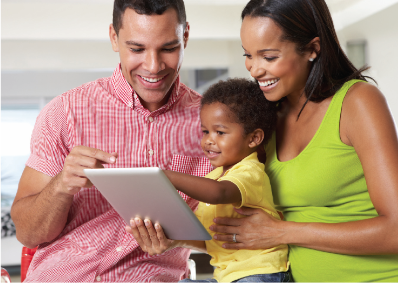 Familia usando tableta electrónica juntos