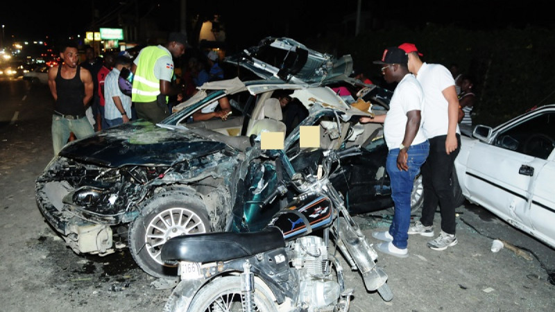 Accidente vial con vehículos dañados