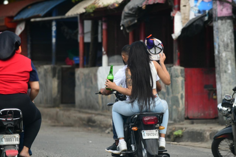 Pareja viaja en motocicleta al atardecer