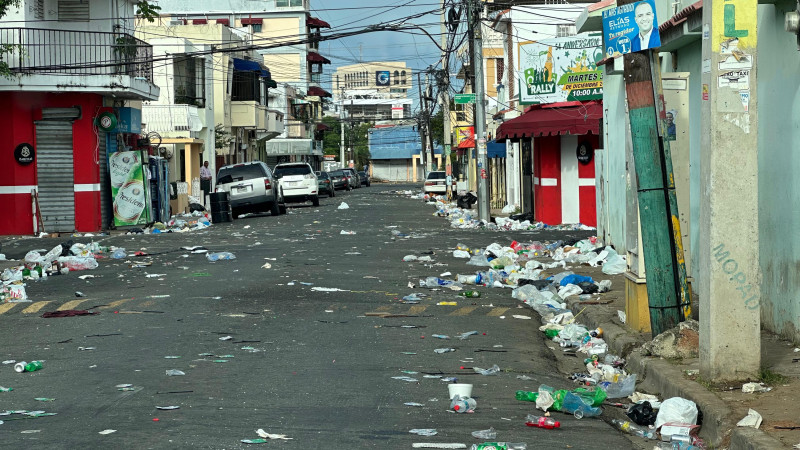 Basura acumulada en calle dominicana