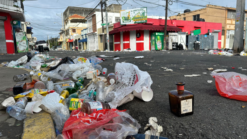 Basura acumulada en calle urbana