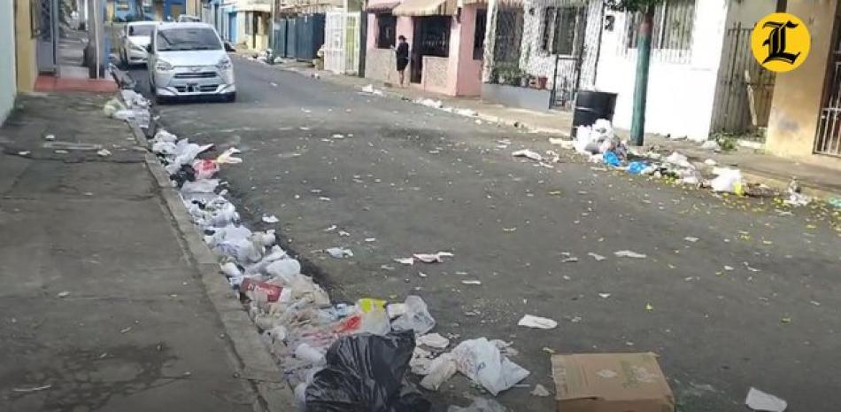 Basura acumulada en la acera