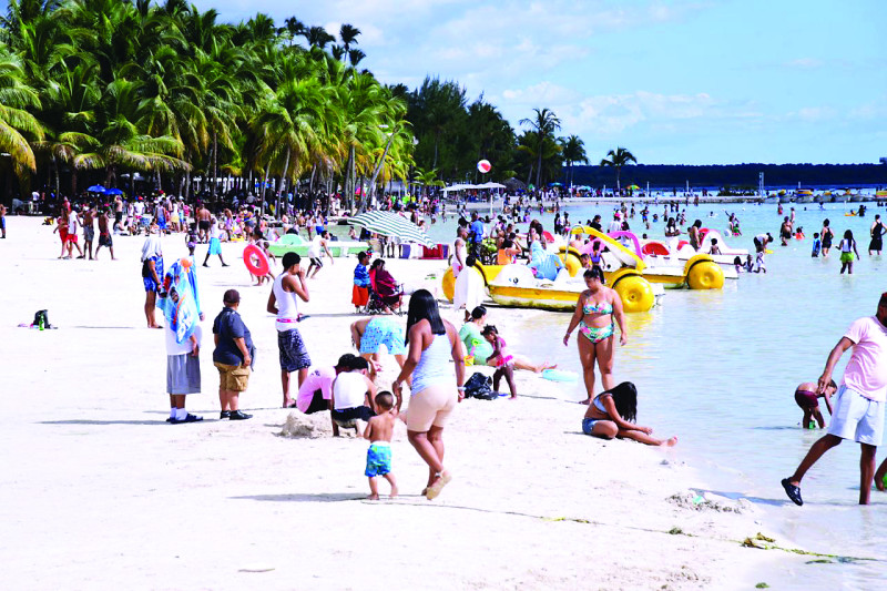 Playa tropical con gente y palmeras